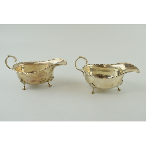 586 - A pair of silver gravy boats, Birmingham 1933, 241.0g (2).