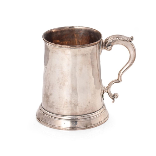 300 - Georgian silver tankard, plain form, ornate handle, London 1818, 226.9g, 10cm tall.