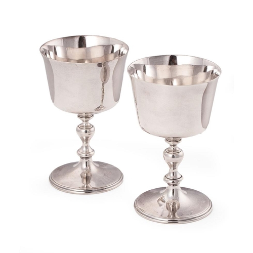 308 - A pair of large silver goblets, 14cm tall, without engraving, 525.3g (2).