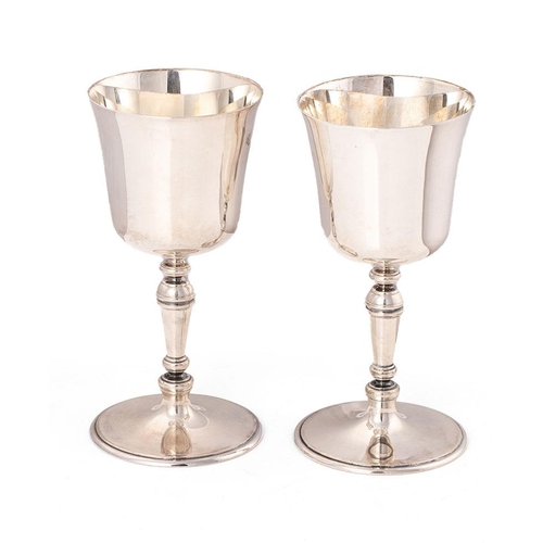 311 - A pair of silver goblets, plain form, turned-style necks, London 1963 and 1965, 14.5cm tall, 444.2g ... 