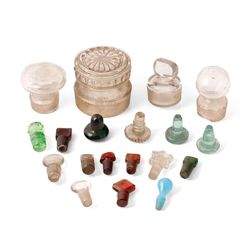 70 - A collection of chemist / apothecary jar stoppers and others, of varying colours, sizes and ages (Qt... 