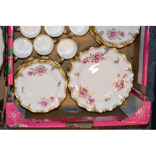 156 - Royal Crown Derby Royal Pinxton Roses: a 95-piece tea and dinner service in the Royal Pinxton Roses ... 