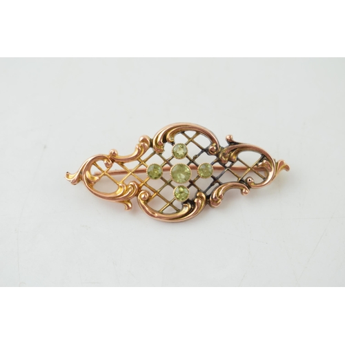 252 - 9ct yellow gold Peridot bar brooch. 4.5cm, Weight 2.1 grams.