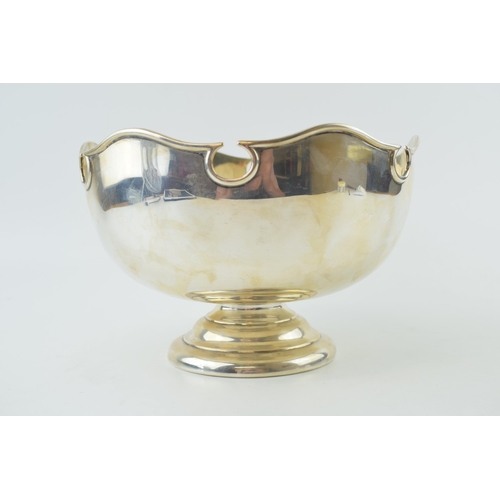 258 - Hallmarked silver table centrepiece / pedestal bowl, London 1916, with shaped edge, 631.9g / 20.32oz... 