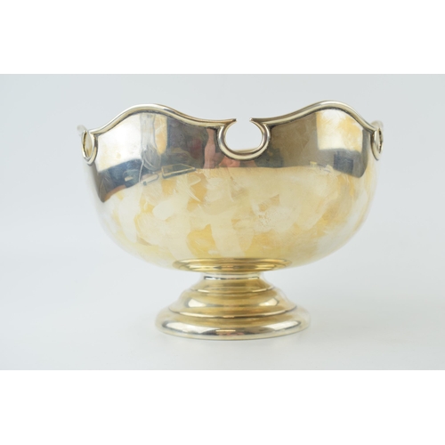 258 - Hallmarked silver table centrepiece / pedestal bowl, London 1916, with shaped edge, 631.9g / 20.32oz... 