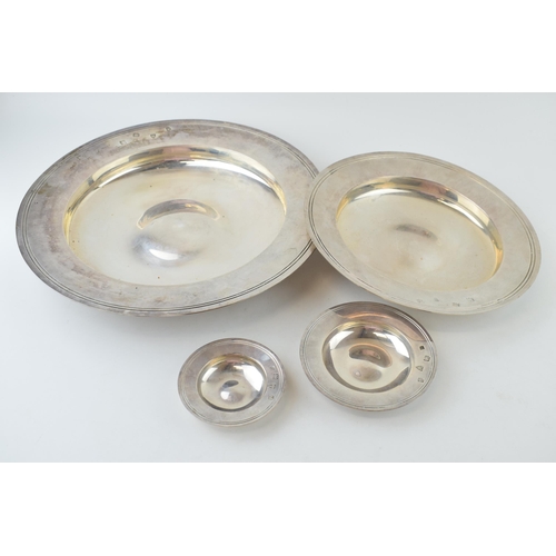 275 - A set of graduated silver shallow bowls / collection plates, Chester 1962, Lowe & Sons, largest diam... 