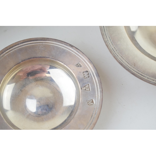 275 - A set of graduated silver shallow bowls / collection plates, Chester 1962, Lowe & Sons, largest diam... 