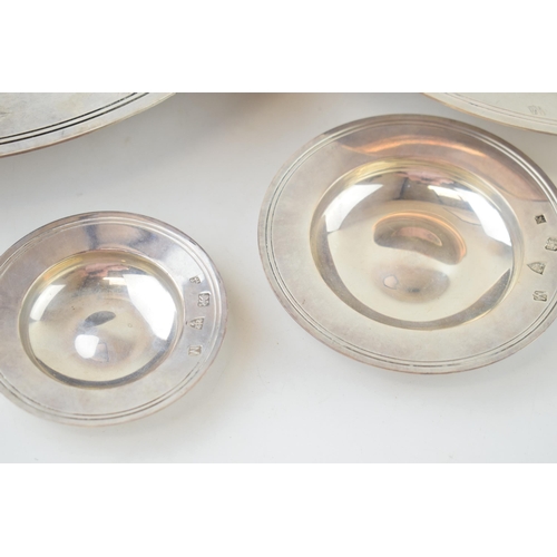 275 - A set of graduated silver shallow bowls / collection plates, Chester 1962, Lowe & Sons, largest diam... 