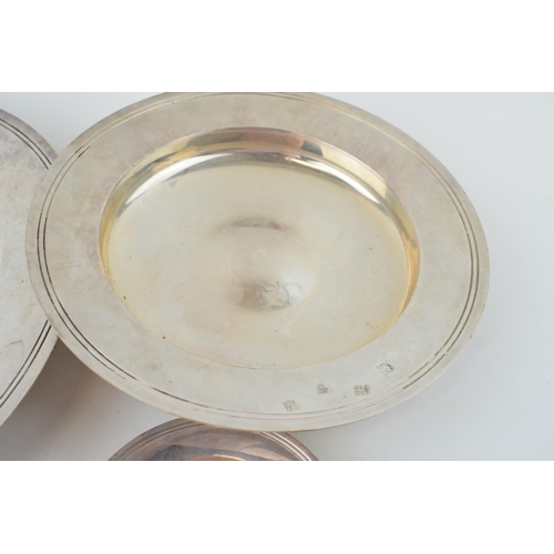 275 - A set of graduated silver shallow bowls / collection plates, Chester 1962, Lowe & Sons, largest diam... 