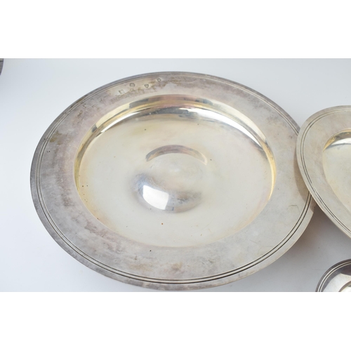 275 - A set of graduated silver shallow bowls / collection plates, Chester 1962, Lowe & Sons, largest diam... 