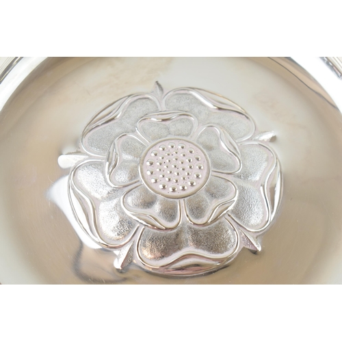 281 - Silver shallow bowl with Tudor Rose or similar raised motif, 25.5cm diameter, London 1963, 455.1g / ... 