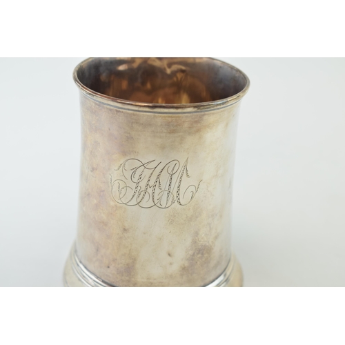 300 - Georgian silver tankard, plain form, ornate handle, London 1818, 226.9g, 10cm tall.