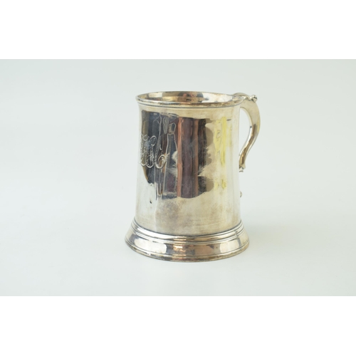 300 - Georgian silver tankard, plain form, ornate handle, London 1818, 226.9g, 10cm tall.