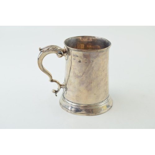 300 - Georgian silver tankard, plain form, ornate handle, London 1818, 226.9g, 10cm tall.