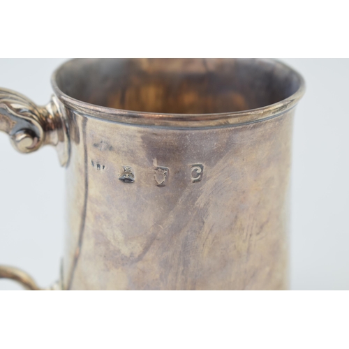 300 - Georgian silver tankard, plain form, ornate handle, London 1818, 226.9g, 10cm tall.