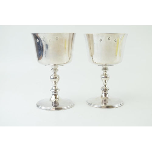 308 - A pair of large silver goblets, 14cm tall, without engraving, 525.3g (2).