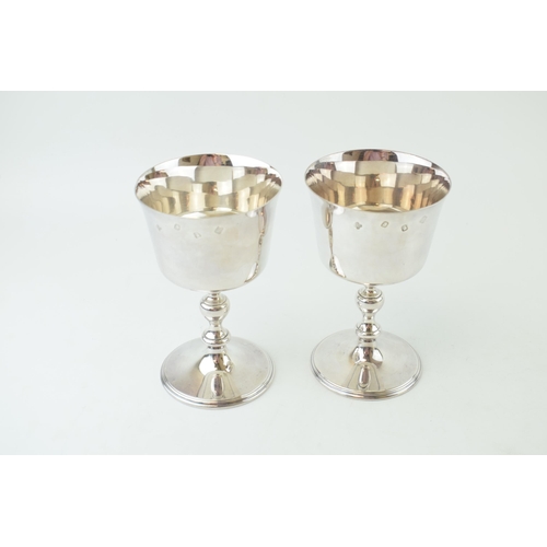 308 - A pair of large silver goblets, 14cm tall, without engraving, 525.3g (2).