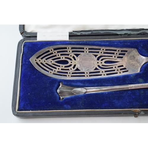 337 - Cased set of silver plated Mappin and Webb servers. Length 28cm.