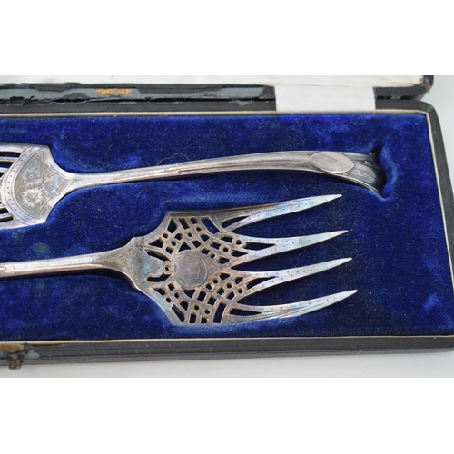 337 - Cased set of silver plated Mappin and Webb servers. Length 28cm.