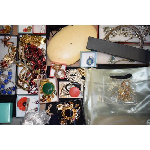 523 - A quantity of vintage and modern costume jewellery to include brooches, necklaces, earrings and othe... 