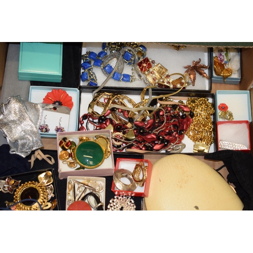 523 - A quantity of vintage and modern costume jewellery to include brooches, necklaces, earrings and othe... 