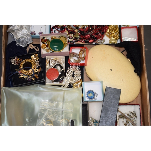 523 - A quantity of vintage and modern costume jewellery to include brooches, necklaces, earrings and othe... 