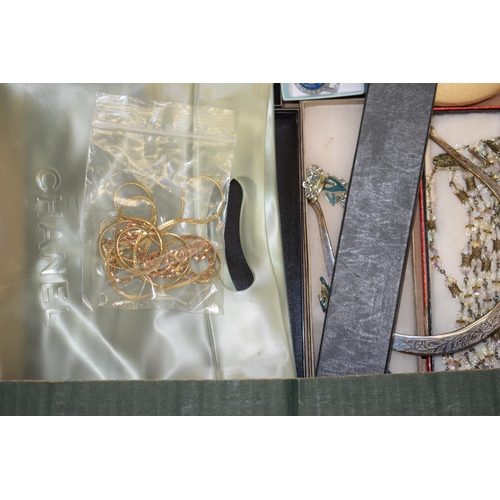 523 - A quantity of vintage and modern costume jewellery to include brooches, necklaces, earrings and othe... 