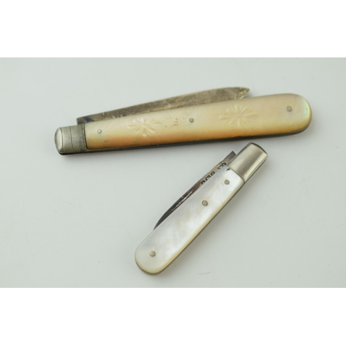 487 - Two silver and Mother of Pearl fruit knives, longest 8.5cm long (2).