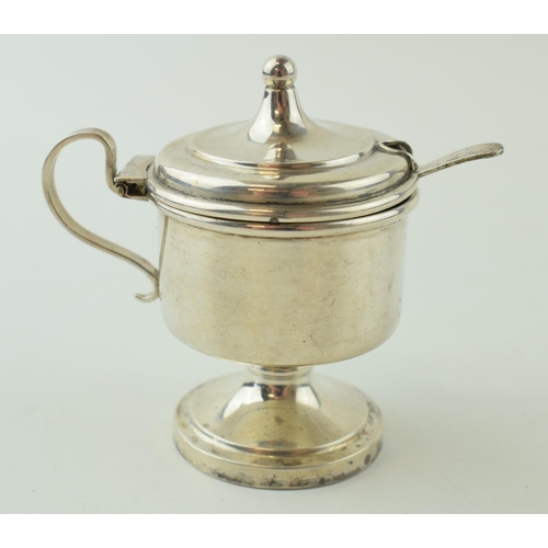 494 - Silver mustard pot and spoon, Birmingham 1921, with blue glass liner, 35.8g of silver including unde... 