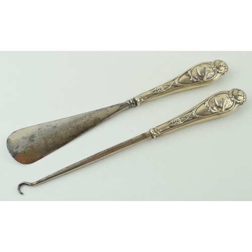 497 - A silver handled button hook and shoe horn, London 1906 (2).