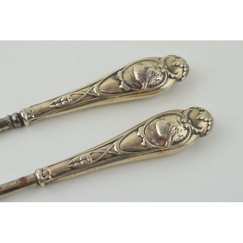 497 - A silver handled button hook and shoe horn, London 1906 (2).