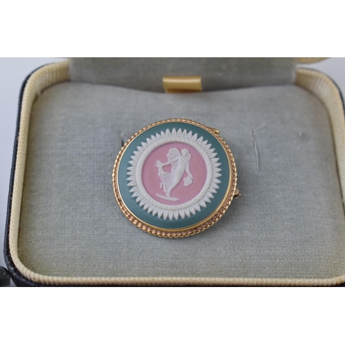 505 - 9ct gold Wedgwood tri-colour Jasperware pendant / brooch in box. Together with a gold on silver, pin... 