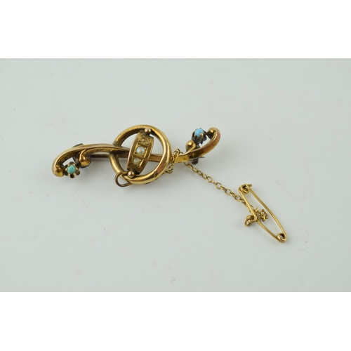 521 - A 9ct yellow gold bar brooch with steel pin. Gross weight 3.1 grams.