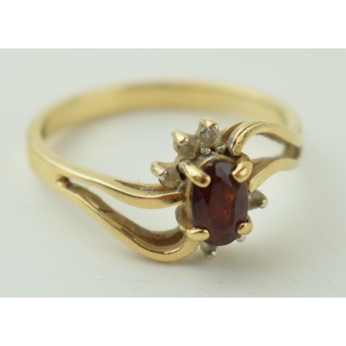 530 - 9ct yellow gold dress ring, set Garnet. Ring size 'O / P'. Weight 2.5 grams.