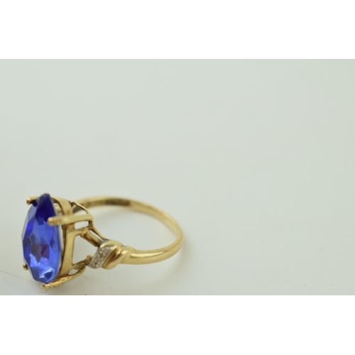 534 - 9ct gold dress ring with semi-precious stone to centre, tear drop shape, illusion set diamond should... 