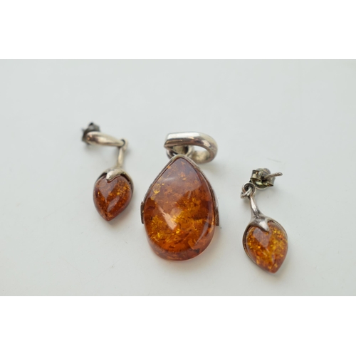 554 - Silver and amber pendant and earring set (3).