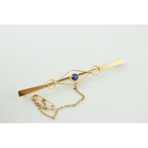 553 - 15ct yellow gold Art Deco bar brooch set with Amethyst with safety chain on steel pin. Width 6.8cm. ... 