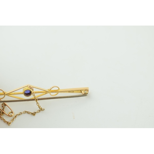 553 - 15ct yellow gold Art Deco bar brooch set with Amethyst with safety chain on steel pin. Width 6.8cm. ... 