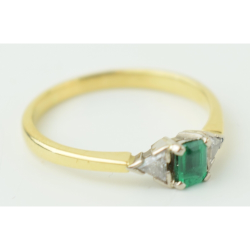 557 - 18ct yellow gold Art Deco style ring set with central baguette cut emerald and two diamonds. Ring si... 