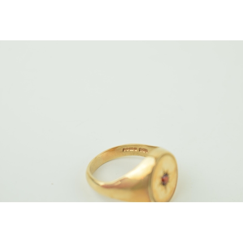 559 - A 9ct yellow gold gentleman's Signet ring.Ring size 'U'. 7.2 grams.