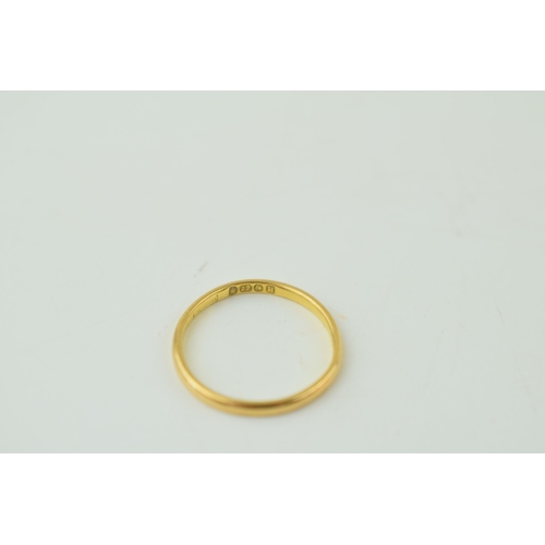 562 - 22ct yellow gold ring size 'I'. Weight 1.3 grams.