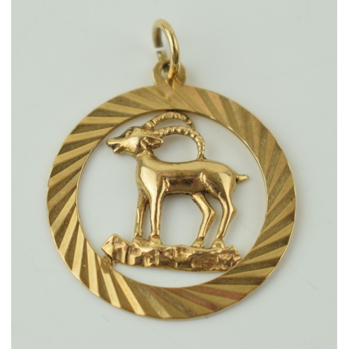 565 - A 9ct yellow gold Antelope pendant. Diameter 2.1cm. Weight 2 grams.