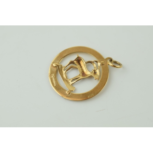 565 - A 9ct yellow gold Antelope pendant. Diameter 2.1cm. Weight 2 grams.