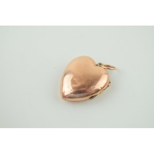 566 - A 9ct yellow gold heart shaped locket / pendant. Height 2.3 grams. Weight 3.7 grams.