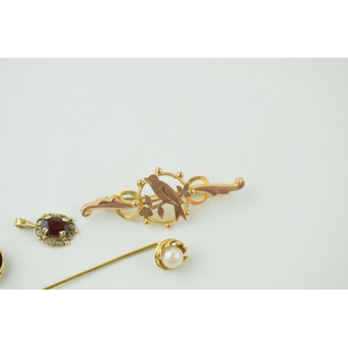 570 - A collection of jewellery items to include 9ct yellow gold hat pin marked .375 set with pearl. A 9ct... 