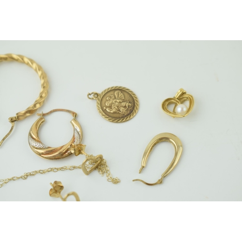 571 - 9ct gold jewellery to include a pair of heart shaped earrings, pendants, a chain and others, 6.0g.