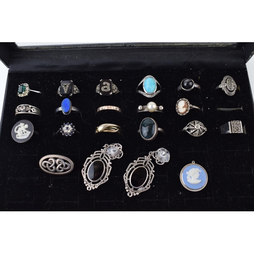 577 - A collection of silver to include 17 silver rings, of varying styles and sizes, with other silver je... 