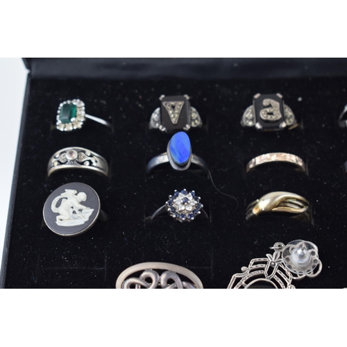 577 - A collection of silver to include 17 silver rings, of varying styles and sizes, with other silver je... 