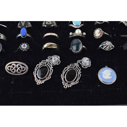 577 - A collection of silver to include 17 silver rings, of varying styles and sizes, with other silver je... 