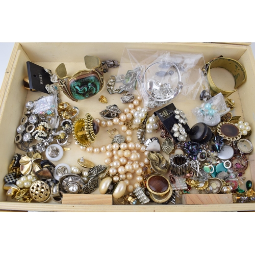 578 - Costume jewellery to include bangles, an abalone style bracelet, earrings, necklaces and others, in ... 